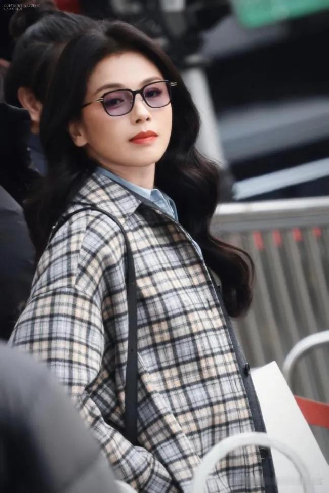 刘涛在2026年央视春晚路透中，以“妈咪级别”的温柔形象刷屏网络。她身着LOEW