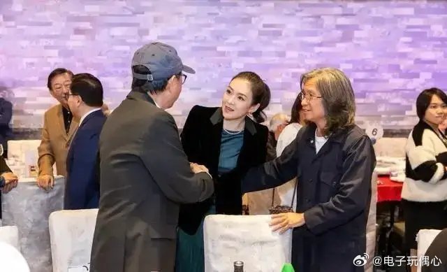 47岁章子怡近照，出席晚宴活动，与老牌港星许冠文热聊，气质真好 