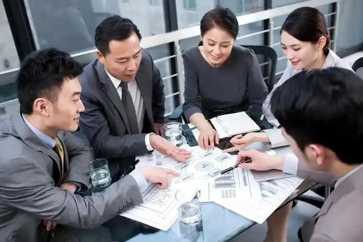 人脉是藤，自身是树。
藤蔓攀附再多，若树
干孱弱，风过即折。
所谓贵人相助，前提