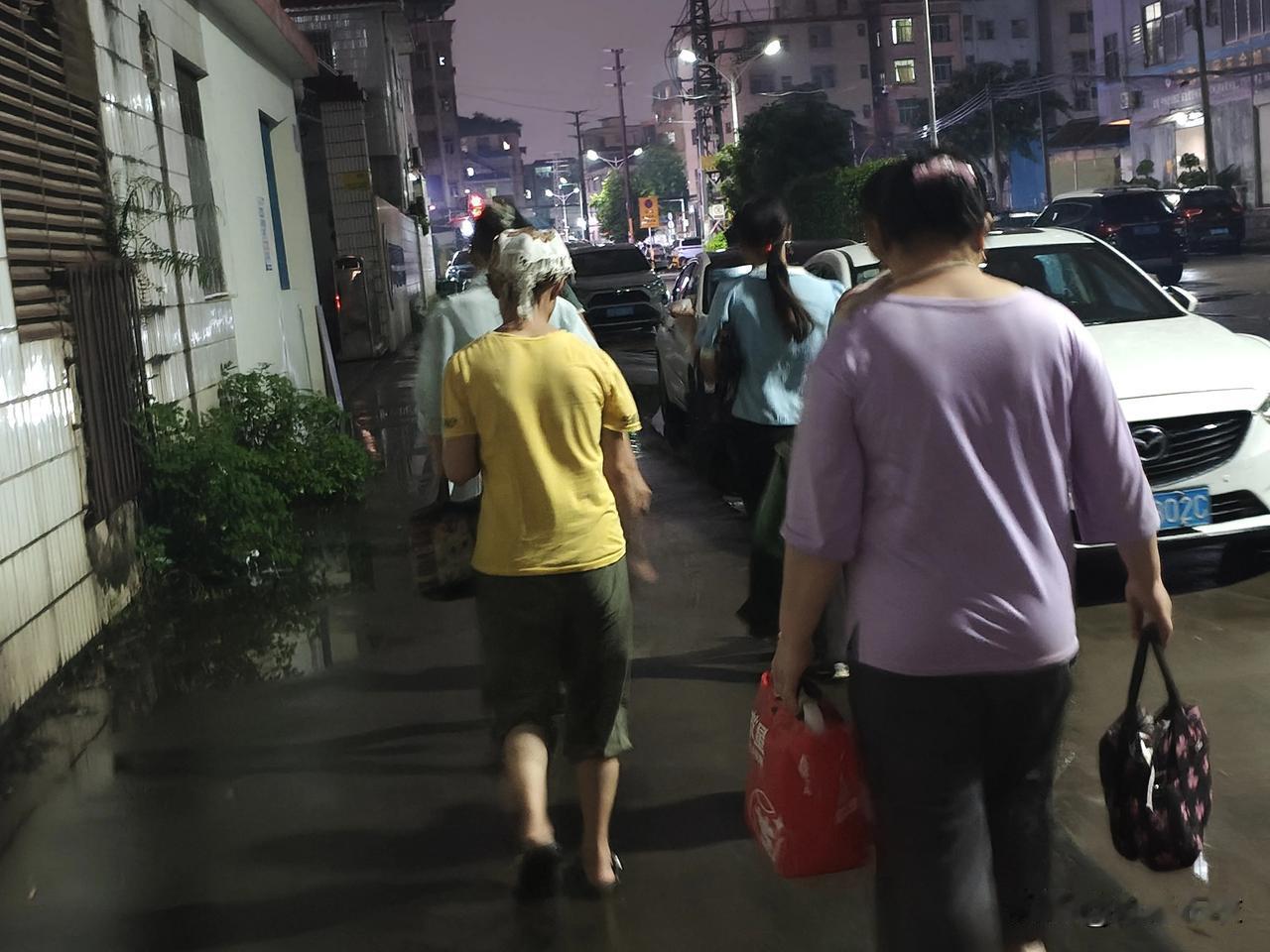 你会因为害怕被讹诈而不敢帮助他人吗真的害怕！因扶人被讹的事后果严重，让人们失去了