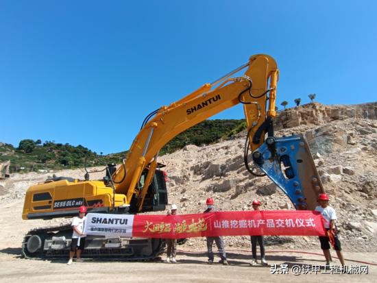 山推挖掘机火热八月交机忙
陈老板经营着一家大型集团公司，主营业务为矿山开采。国内