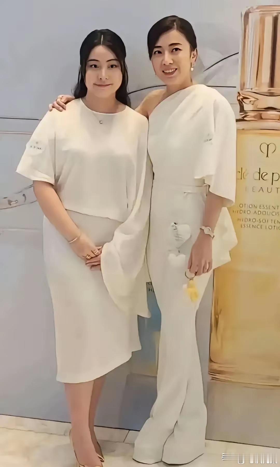 甘比携16岁大女儿亮相，富态敦实，相貌复刻刘銮雄，一手戴三金饰，网友说神似阿娇！