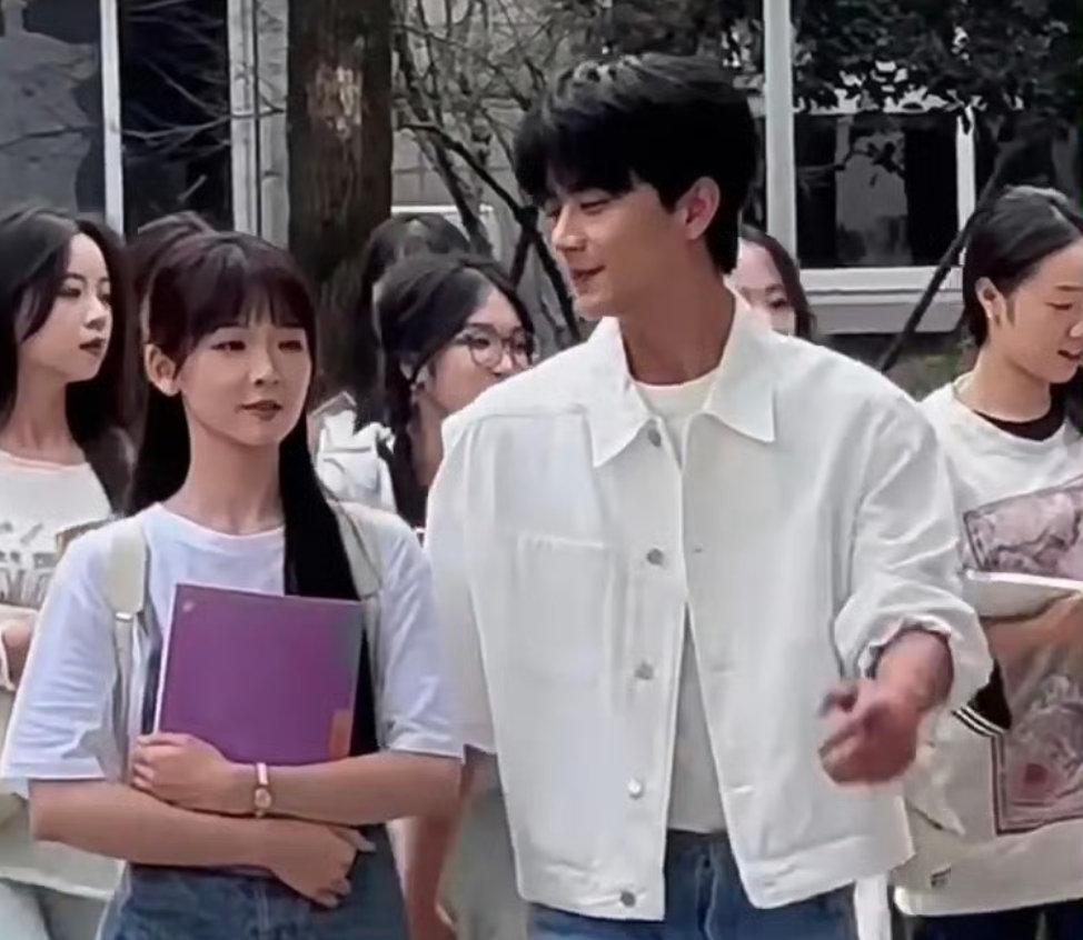群演都找这么漂亮的了，不逊色女主 ​ ​​​