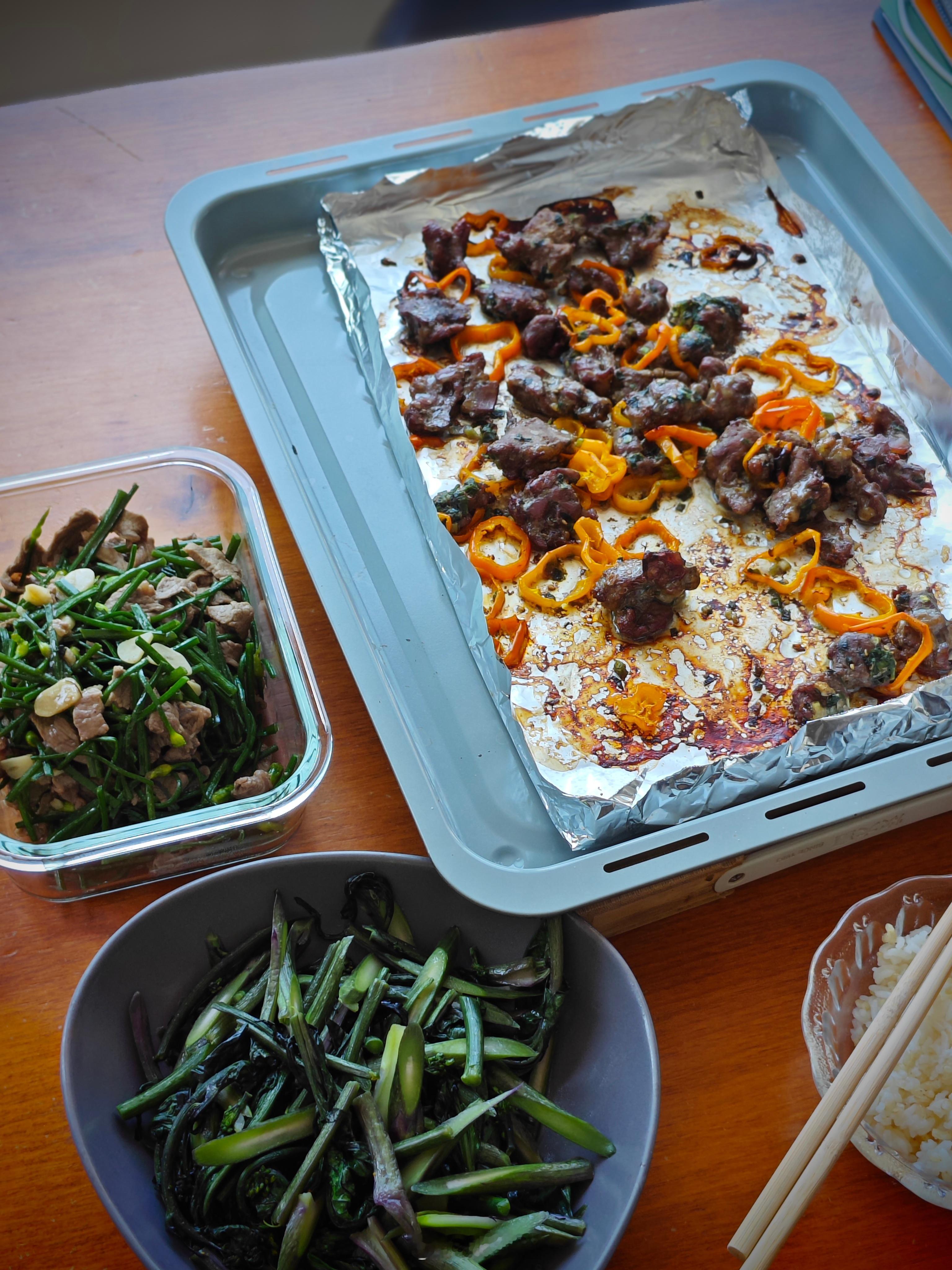 烤了牛肋条，炒了羊肉。虽然卖相一般，但确实好吃。 ​​​