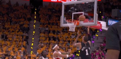 活久见
文班亚马的臂展太夸张了……
看看图一慢动作显示文班亚马的臂展有多恐怖吧