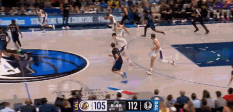 就差5分！ 詹姆斯助攻拉拉维亚快攻扣篮，湖人打出8-0。湖人vs独行侠