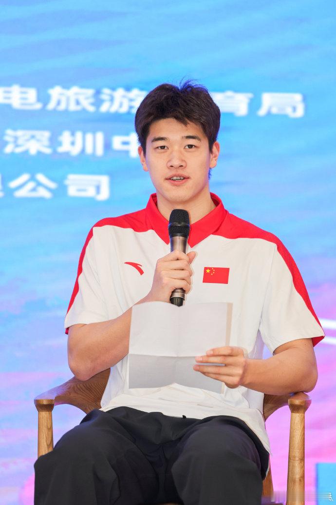 潘展乐张雨霏校园送激励深圳校园迎来泳坛星光，中国游泳公开赛中外运动员进校园公益活