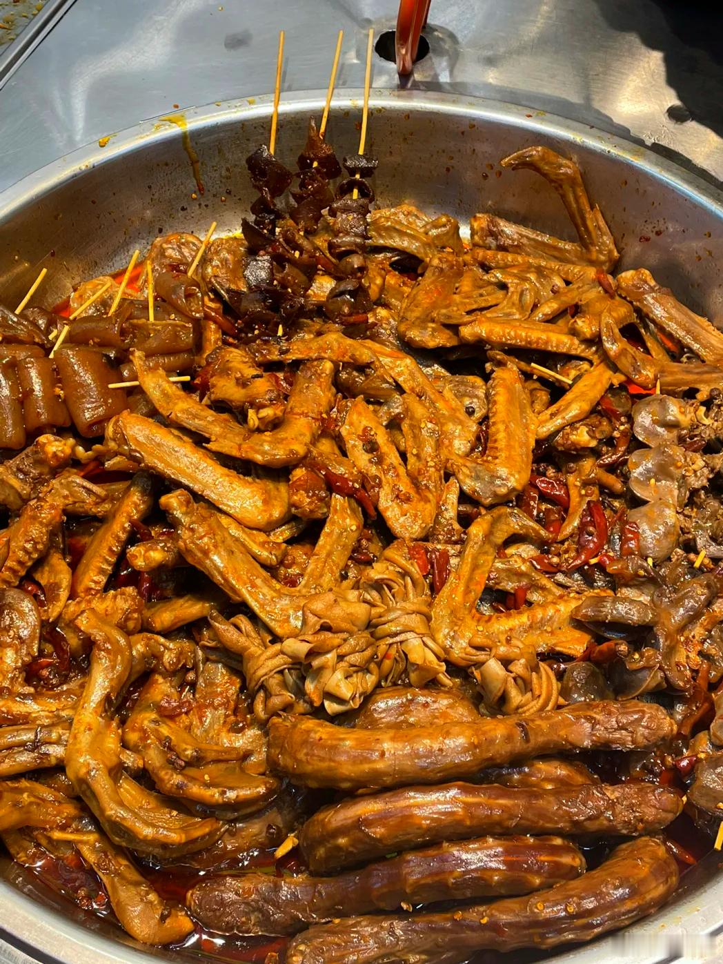 绝味鸭脖为啥卖不动了那还不是因为，消费降级了嘛以前的我经常买绝味或者买周黑鸭吃，