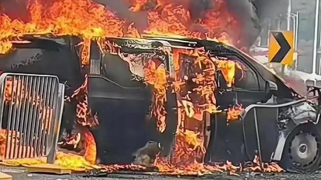 在碰撞起火事故中，小米汽车驾驶员无法逃出，活活烧死的惨剧，是什么原因呢？

碰撞