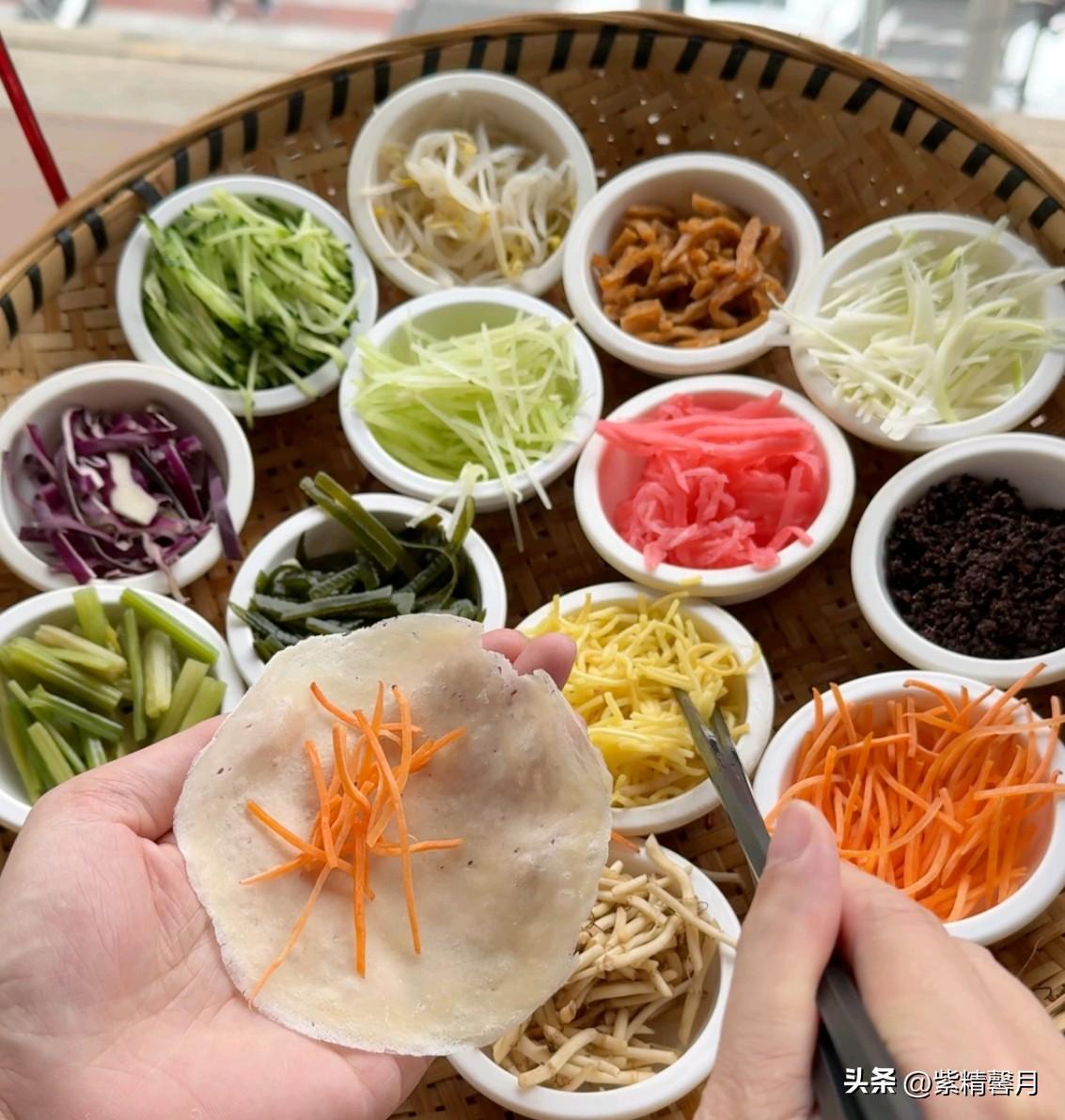 ✅ 肠旺面：贵阳早餐界的“顶流”！红油汤底配上筋道的面条，再加上脆嫩的血旺、软烂