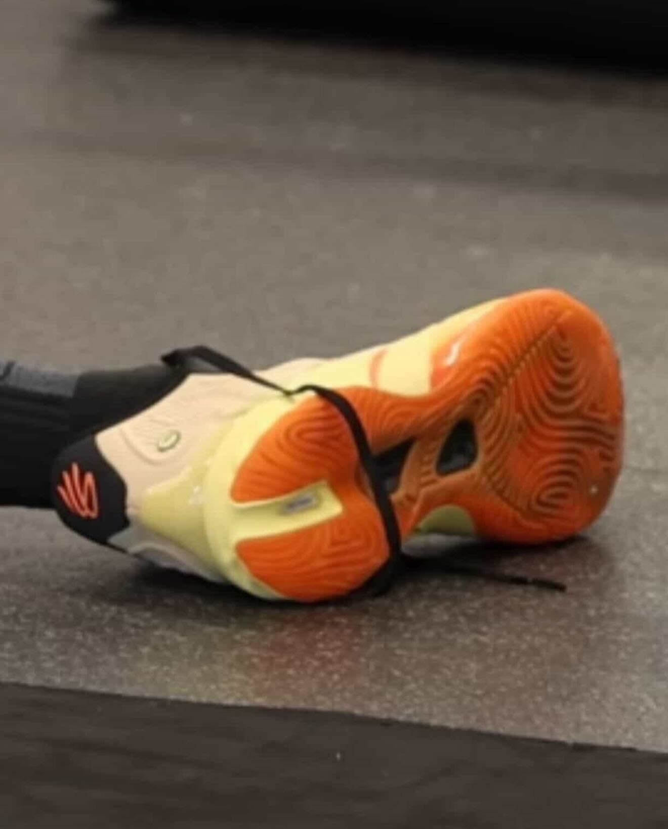 Stephen Curry 在私人训练中上脚了一双个人专属的 ANTA Eclo