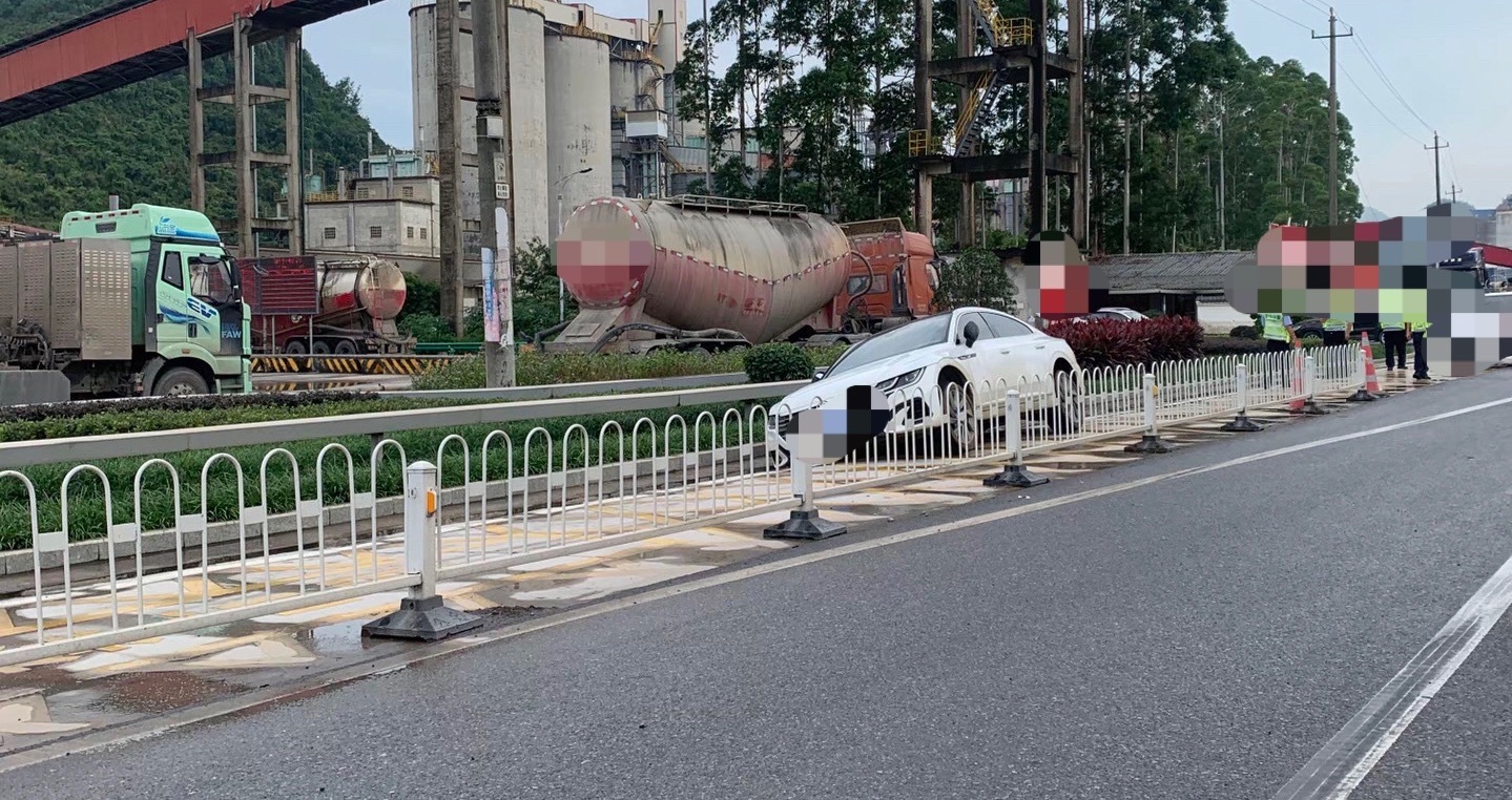 近日，粤T小车开卡在玉林一水泥厂路段路边沟，旁边有一名男子，难道是驾驶员？ 玉林