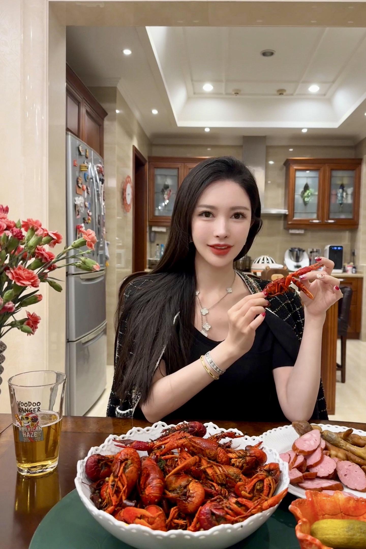 - 
被小龙虾治愈的夜晚，🦞
爱可以慢慢谈，小龙虾可得趁热吃。😍😊