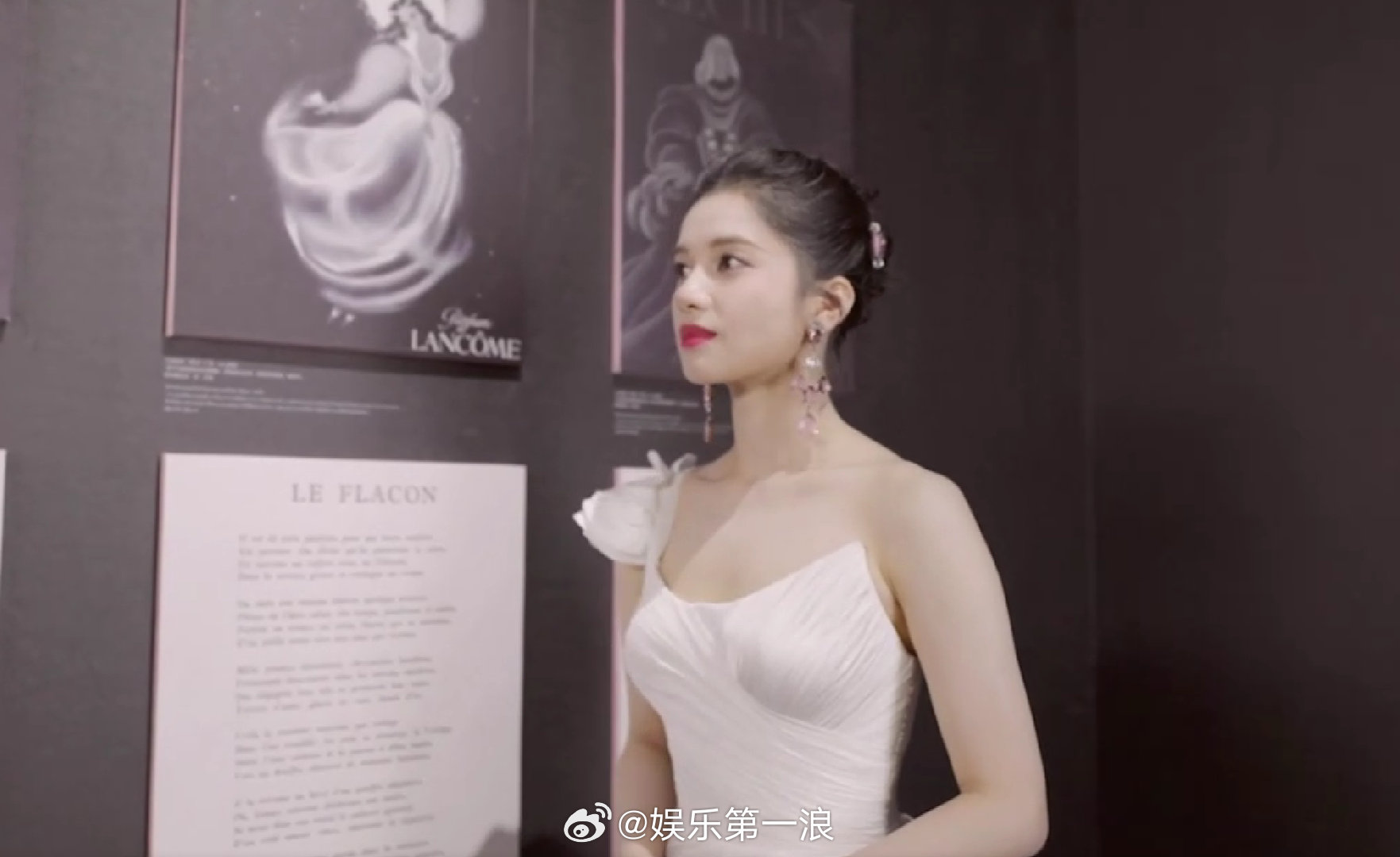 兰蔻这趟专列的旅客好养眼 太适合白色长裙了吧！她身着白色优雅长裙踩着光影登车，面