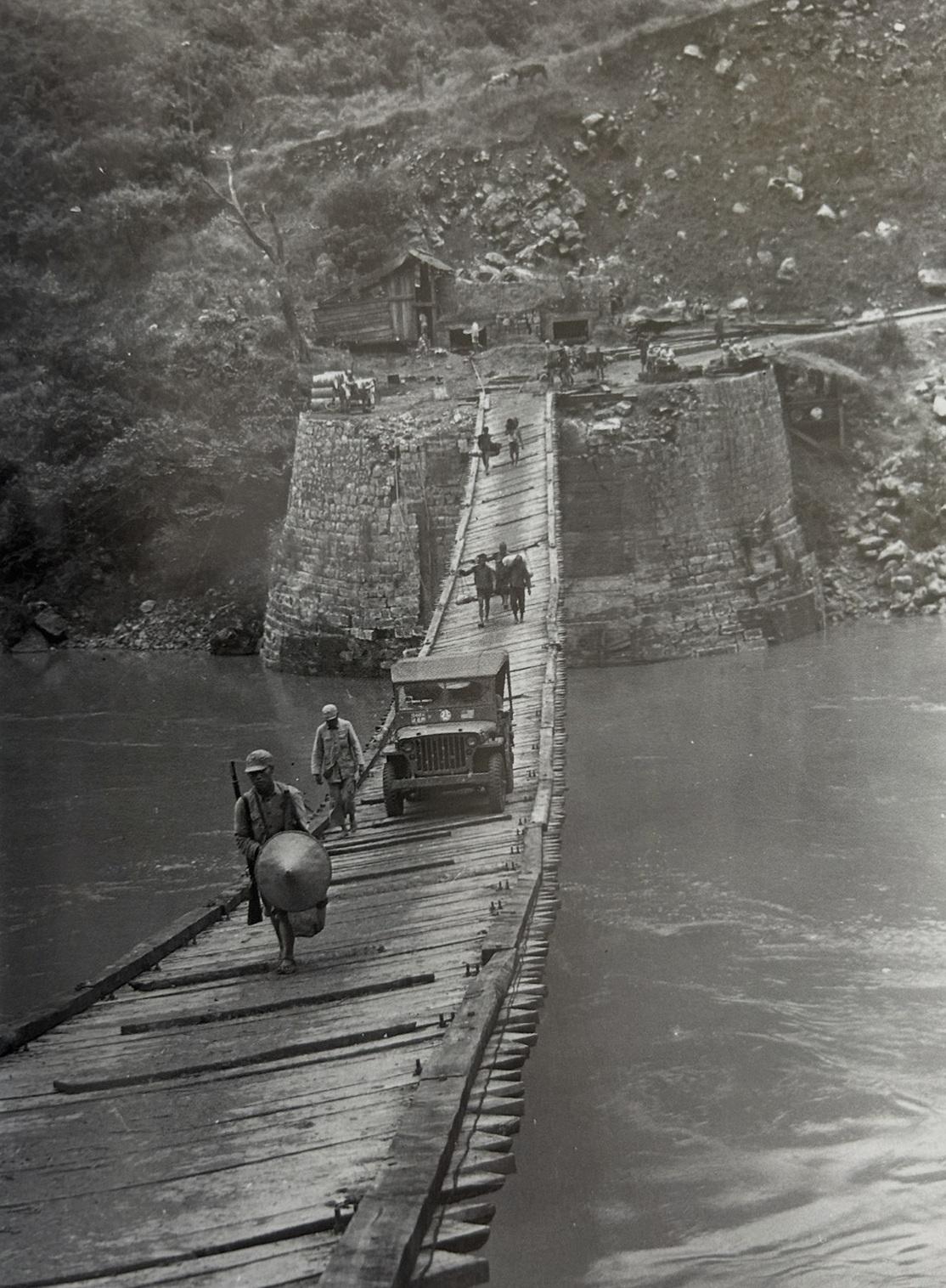 1944年末，中国军队穿越横跨怒江的惠通桥。这座桥是滇缅公路上的一个关键据点，1