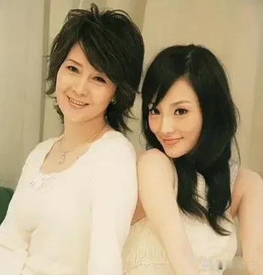 李小璐妈妈的气质真好，端庄优雅大大方方，可惜李没能遗传妈妈的气质，她更喜欢少女风