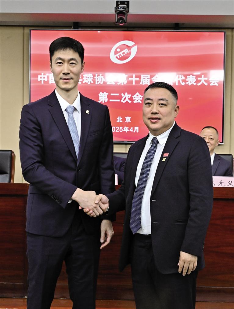 把王励勤和刘国梁放一起，才明白什么叫“将才”和“帅才”的天差地别。
刘国梁坐在W