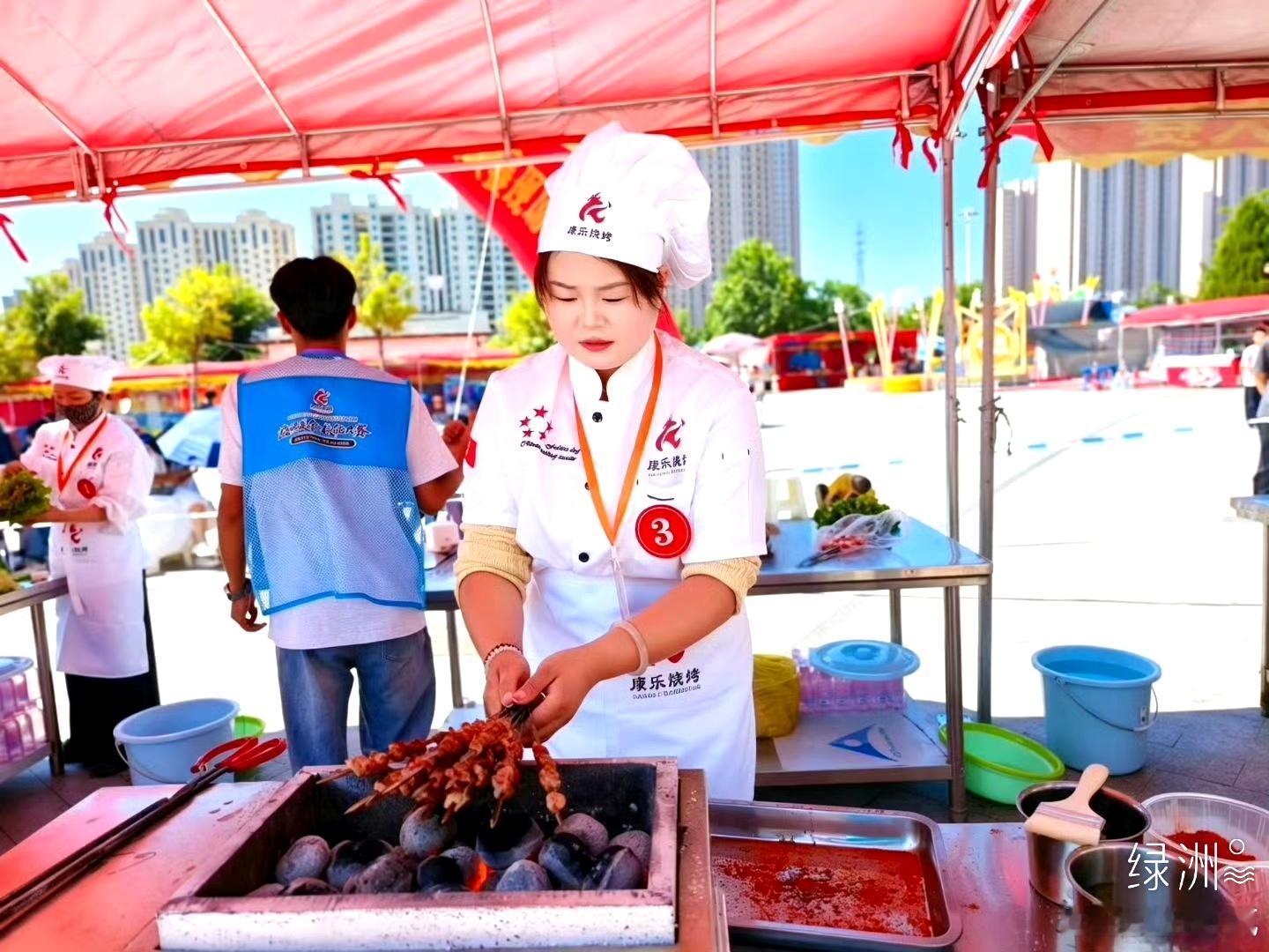 一串一技，擦亮康乐烧烤名片  8月8日，甘肃康乐迎来一场“舌尖上的竞技”。在胭脂
