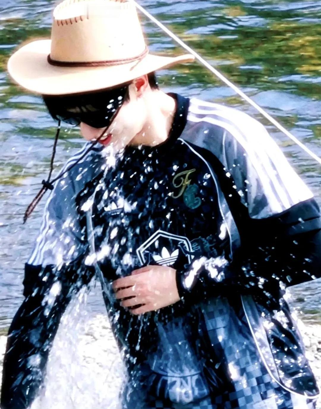 小草帽湿身诱惑！朱志鑫一路向海的少年