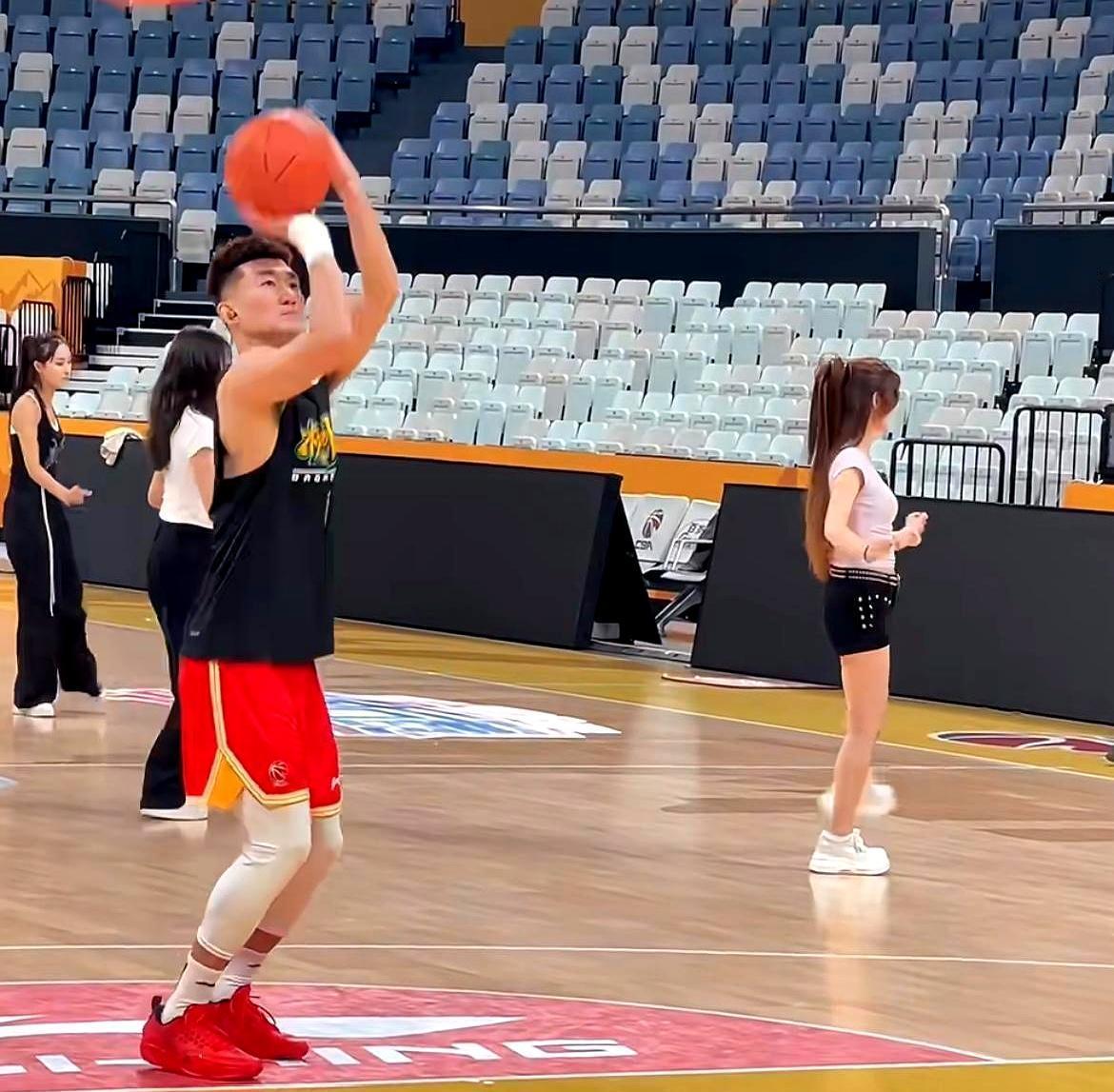 广厦队这季后赛，真有点“赌命”的意思了，常规赛拿到第二直通八强，本来是个不错的开