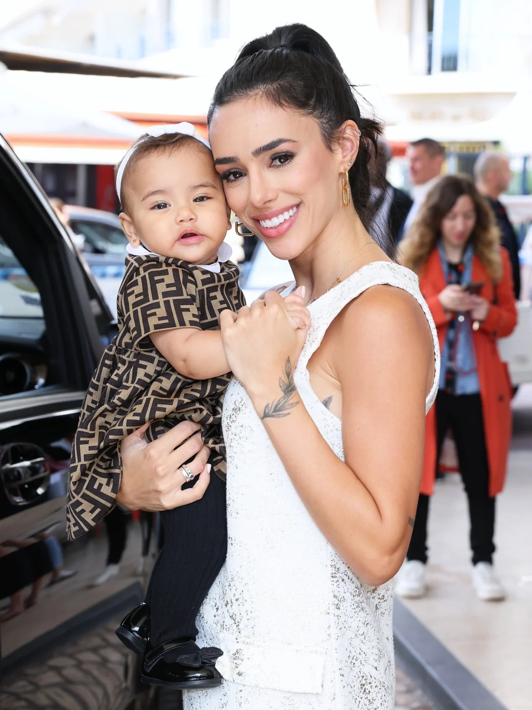 内马尔的小公主Mavie在戛纳，太像老爸了