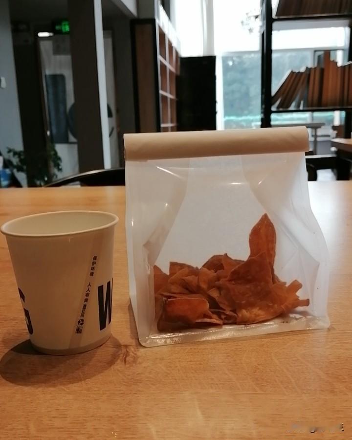 正在路上走着，手机有提示，是退休金到账了。

我挺高兴，查看了一下，1564.4
