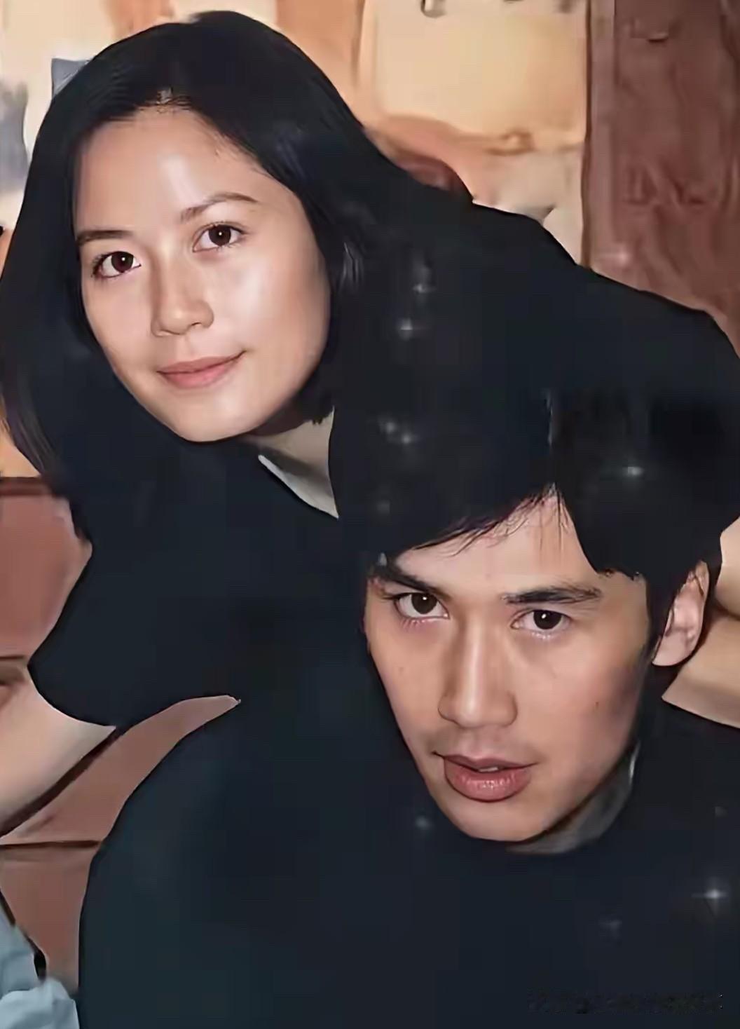 原来他们年轻的时候是一对，俞飞鸿留着乌黑的长头发，脸上没有怎么化妆，温柔似水，甜
