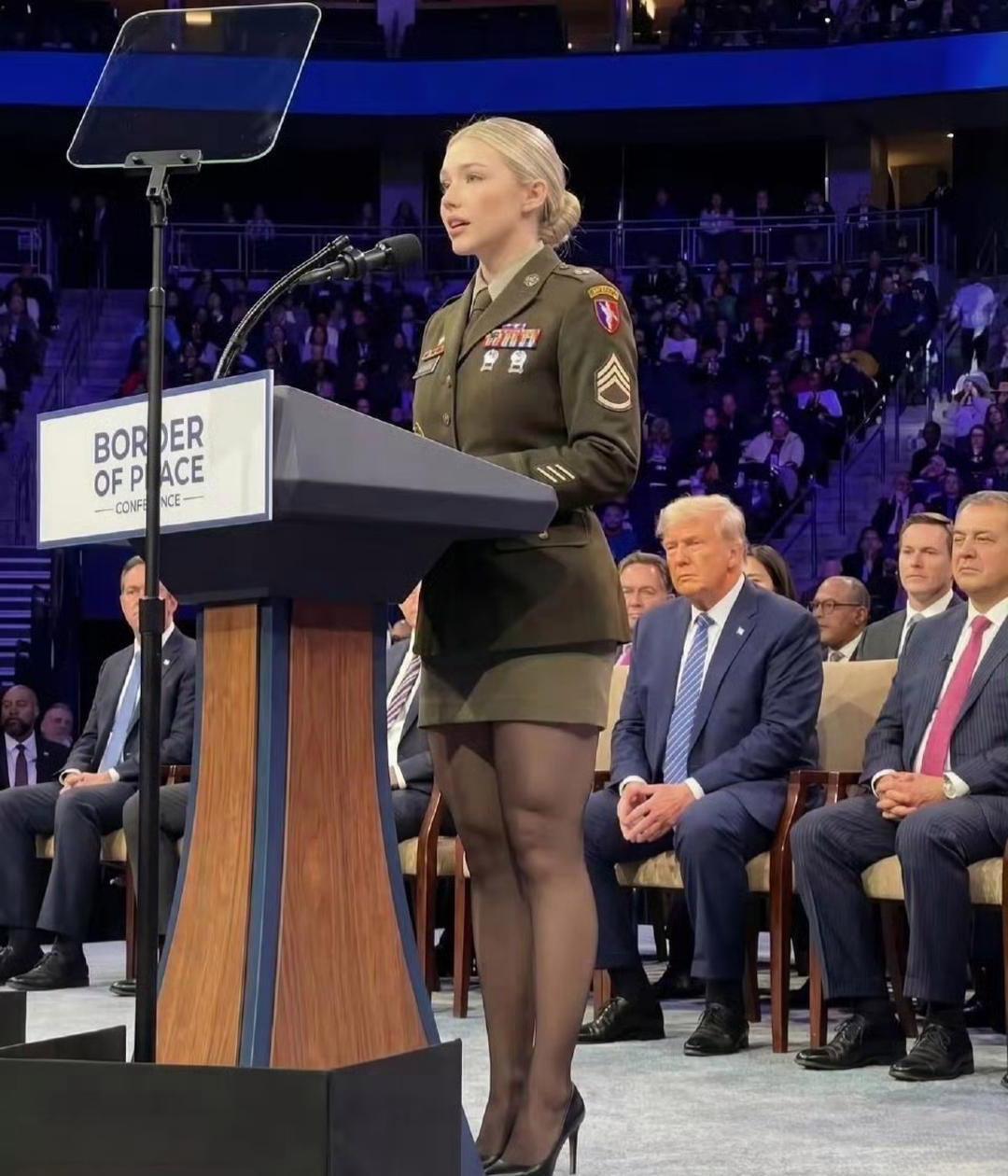 美国的女兵竟然当着特朗普的面如此穿着打扮上台演讲合适吗？