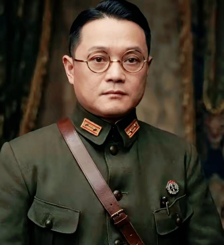 1949年，国军上将潘文华决定起义，却发现七姨太是特务，为了不打草惊蛇，他对七姨