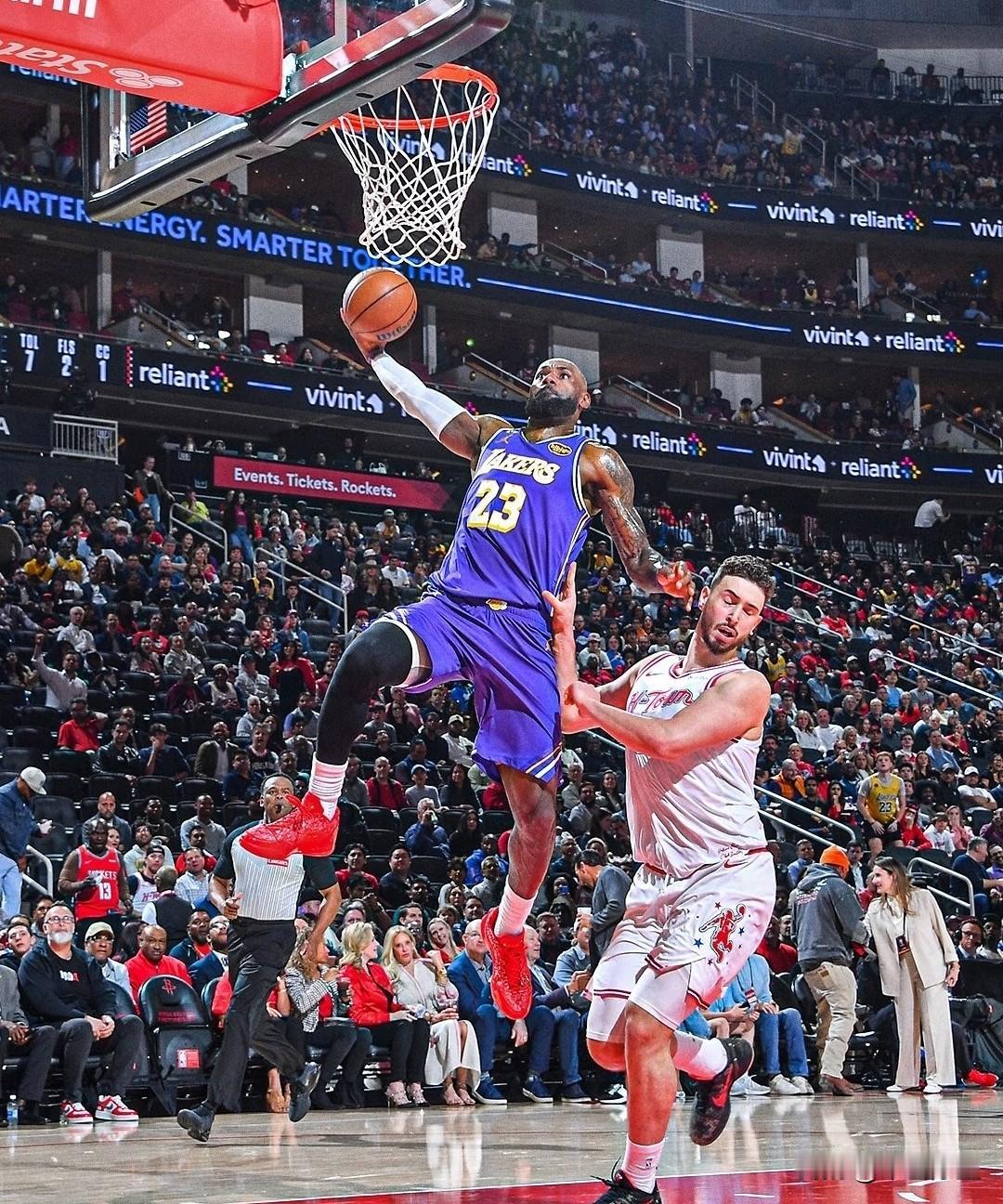 詹皇复出即巅峰，湖人大胜勇士

詹皇复出即巅峰！4月10日NBA常规赛，湖人11