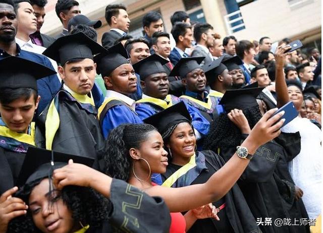 低门槛入学、高额奖学金，用这样的方式招来的留学生能给我们带来啥好处？我们自掏腰包