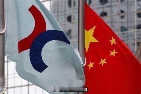 「香港股市恒生指數半日升560點..重上24000點關口…...內地股市：滬指半