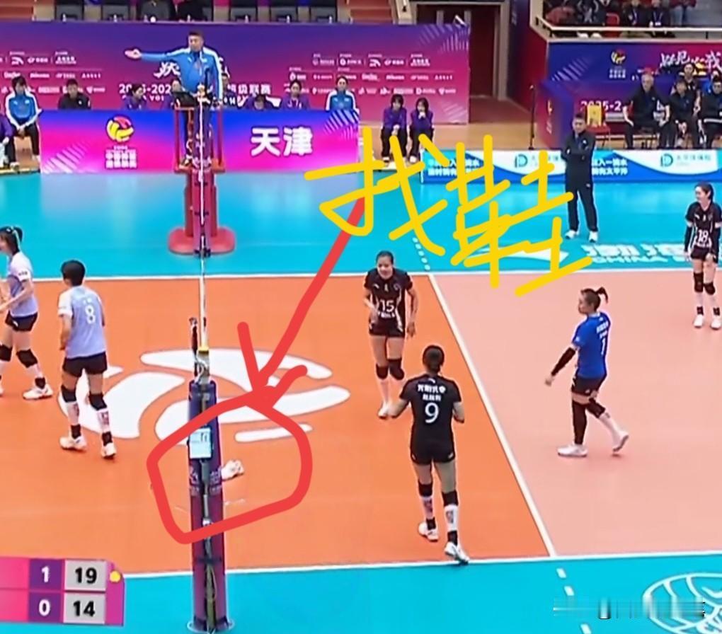 太逗了，王奥芊比赛穿的鞋子失踪了，刘美君在一旁狂笑[呲牙]
瞧，王奥芊拦网落地后