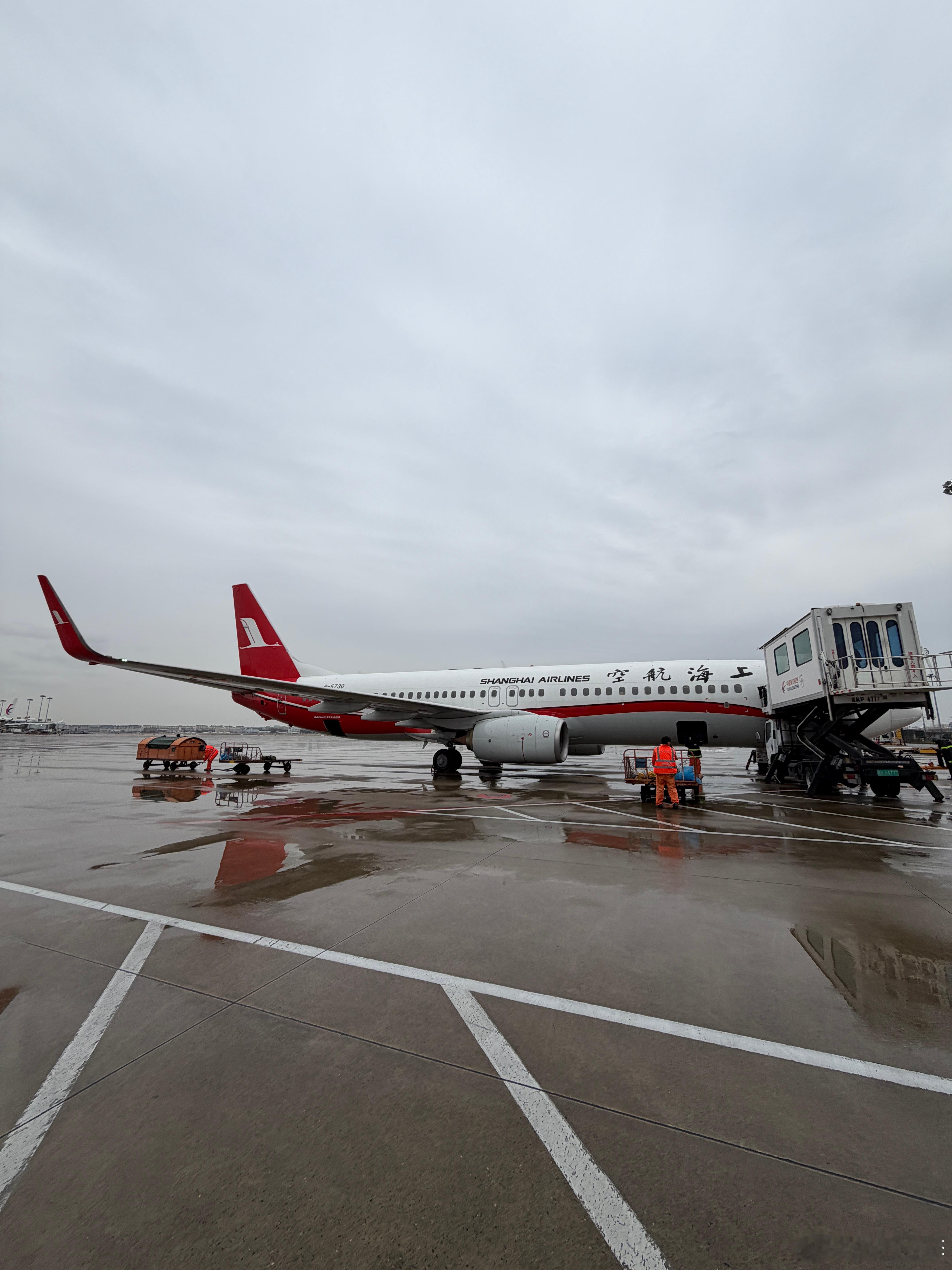 下过小雨后的上海空气都是湿润的感觉不过我今天的目的地可是冰天雪地小鹏X9超级增程