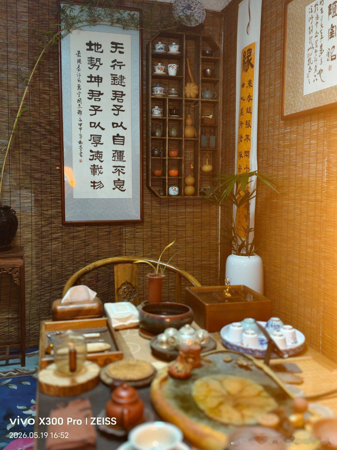 在一杯茶的时光里，不需要说服谁，也不需要迎合谁，你就安安稳稳坐着，听一听自己的心