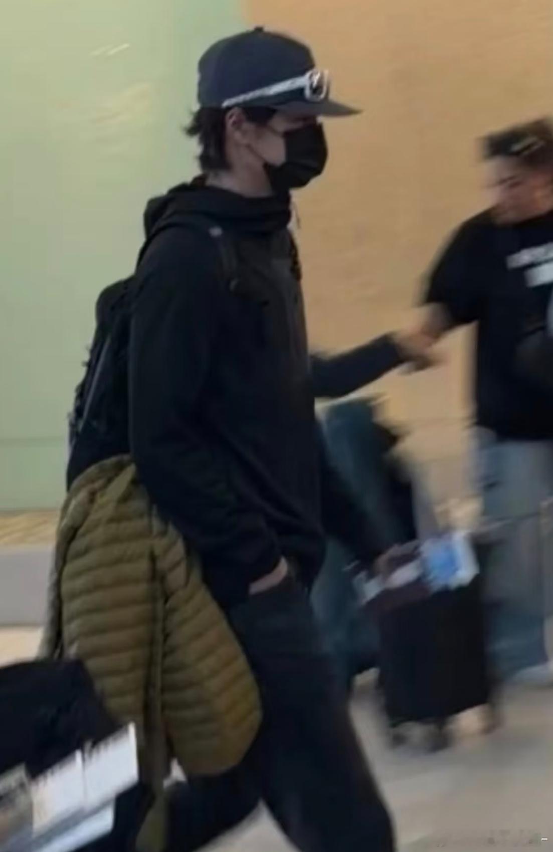 王一博帽子上架眼镜 师承肖战[酷][酷] ​​​