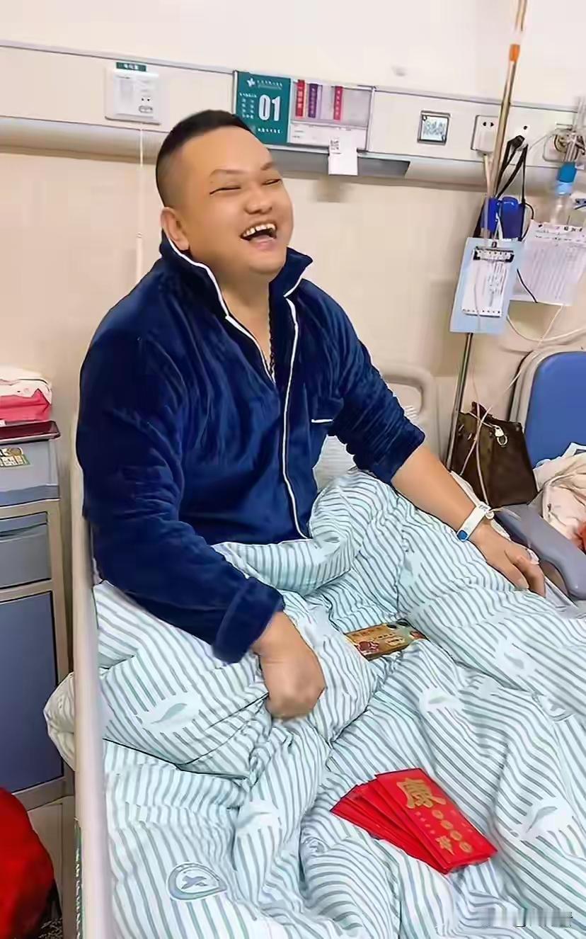 全网炸裂！内蒙古乌审旗医院惊现“情圣天花板”，15位前任组团探望病榻大哥，网友：