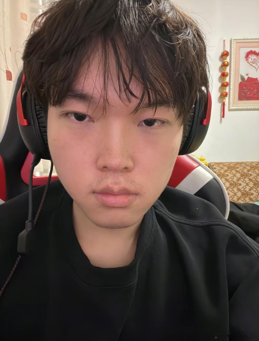 bin晒侧脸照 谁敢和这个Bin哥对视10秒bin晒情人节帅照英雄联盟