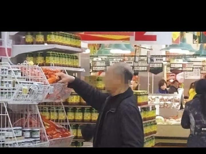 今天去超市看到了令我吃惊的一幕。
一位男性老人在干果区徘徊，一会抓一把干果放到口