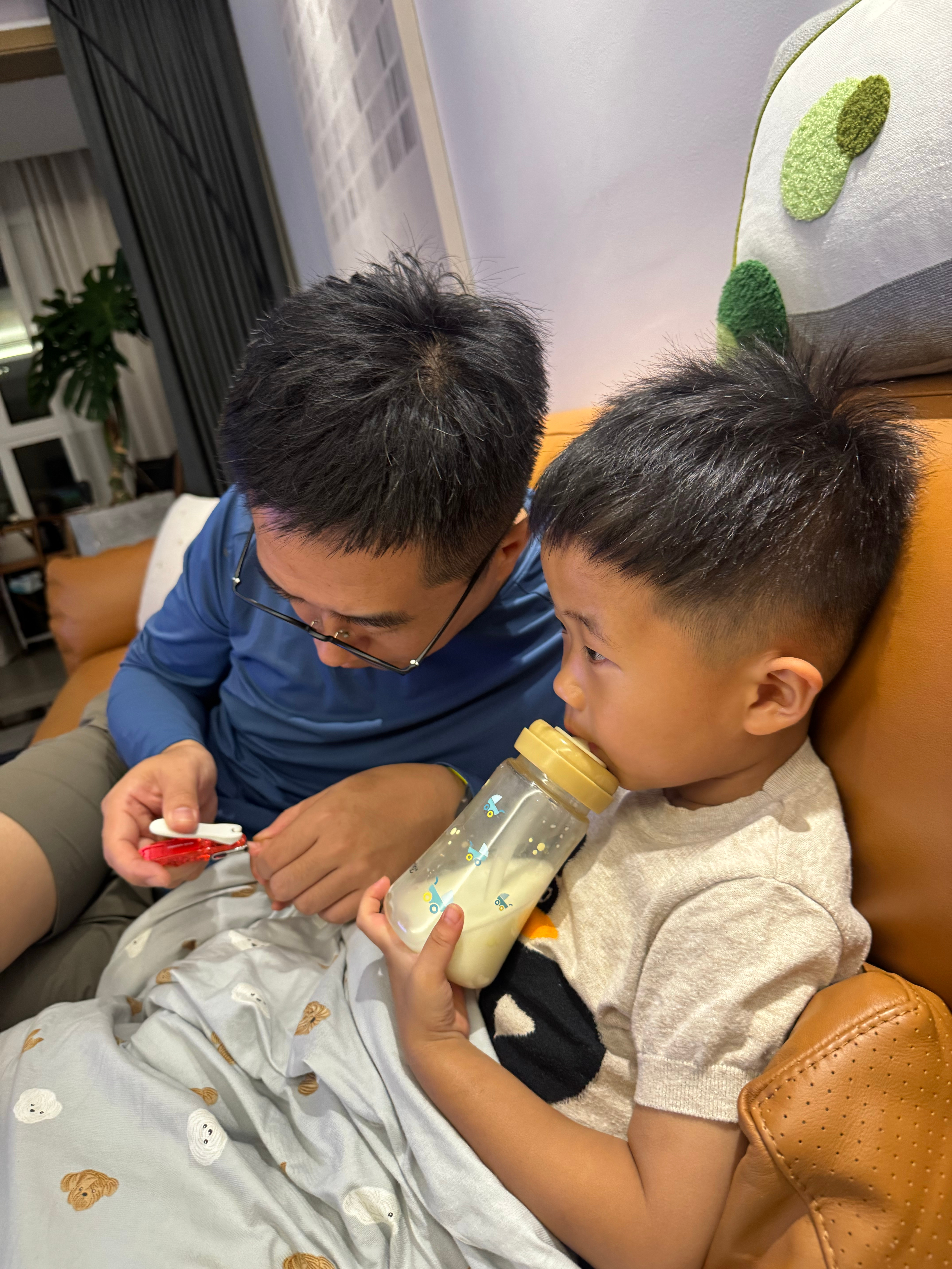 两人骑自行车去万象汇买剪指刀，我说别胡买八买的。他爹说去了名创优品逛了一圈说妈妈