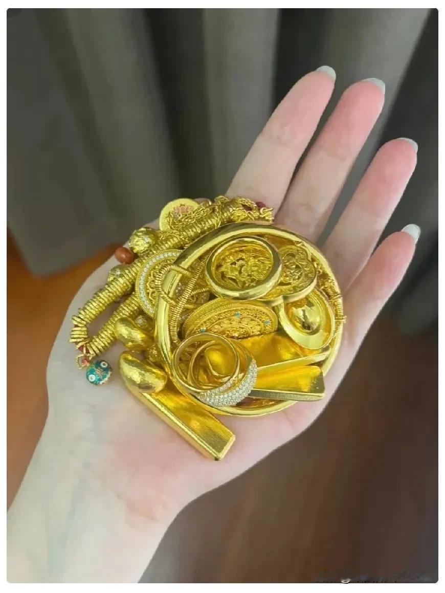 我爸收金十年，
真心奉劝大家一句话，
如果你手机超过100g黄金，千万不要
卖了