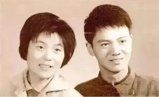 1979年，知青戴建国不顾家人反对娶二婚农村傻子为妻，新婚夜，他给妻子解开衣扣，