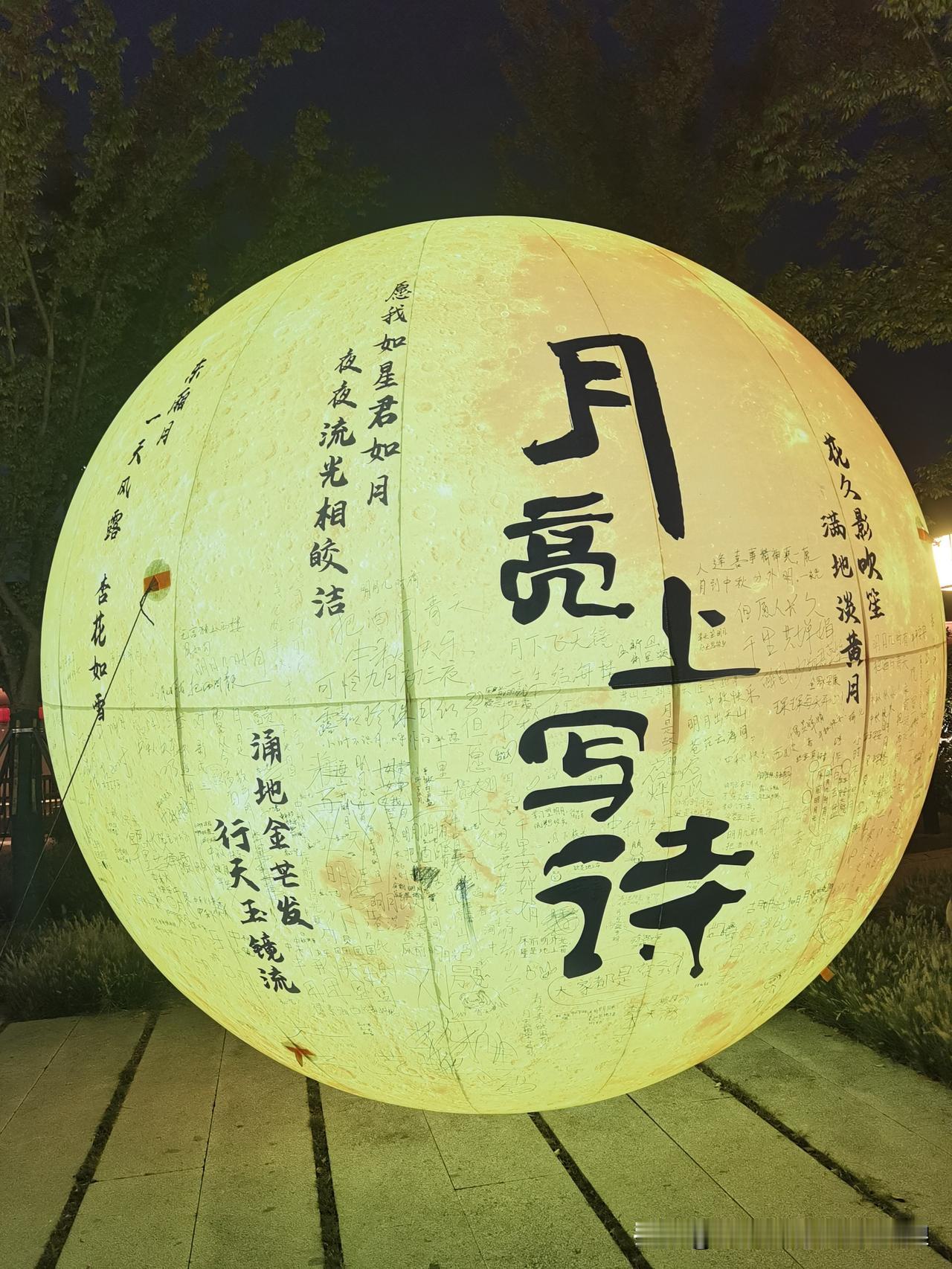 为什么现在月饼卖不动了现在月饼咋就卖不动了呢？说白了，就是又贵又不好吃。以前月饼