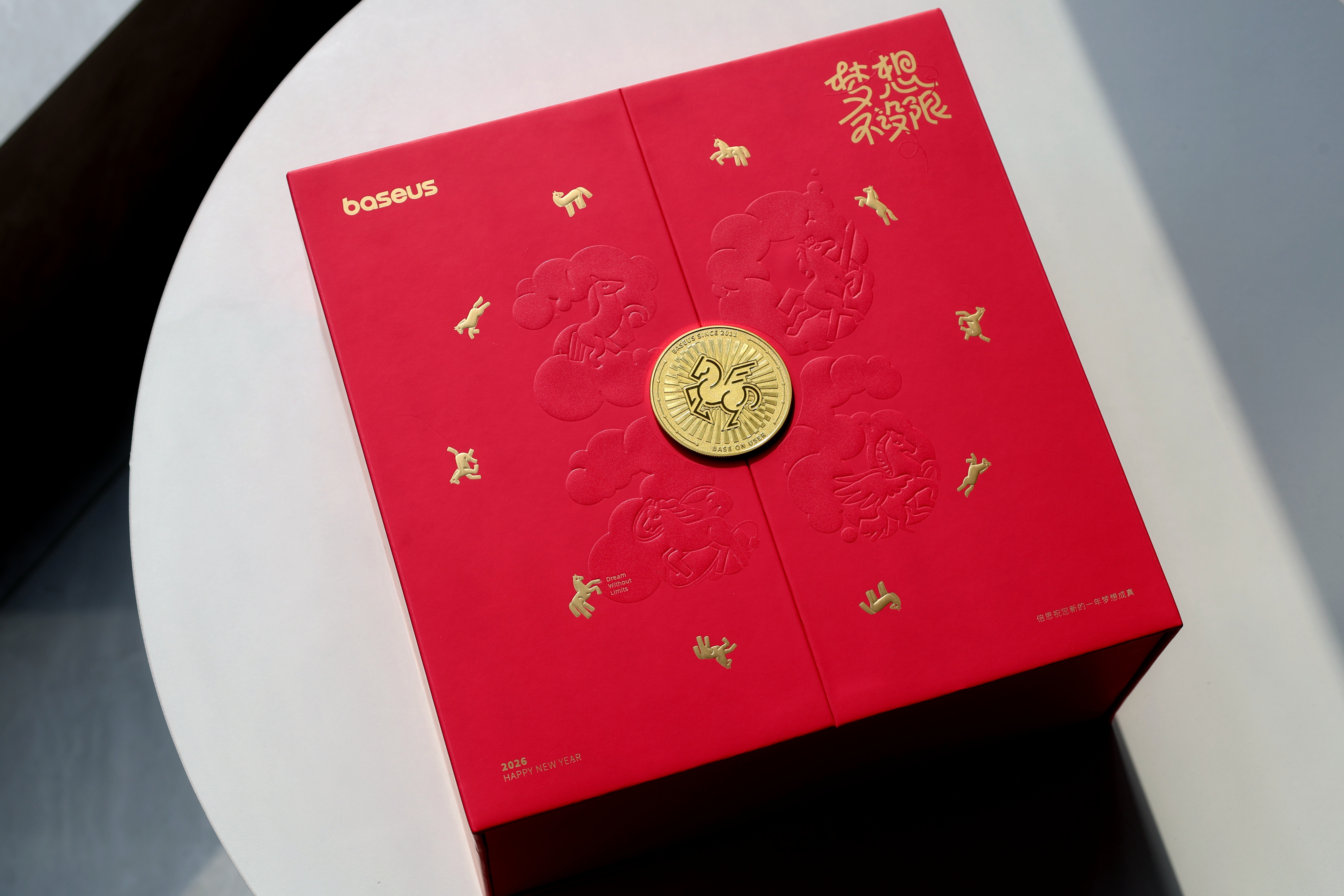 收到倍思的2026新春梦想礼盒，不仔细看差点错过了草蛇灰线的创意！除了一眼就能看