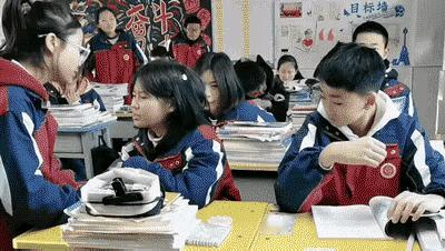 配合的天衣无缝，纯真的感情真好啊！