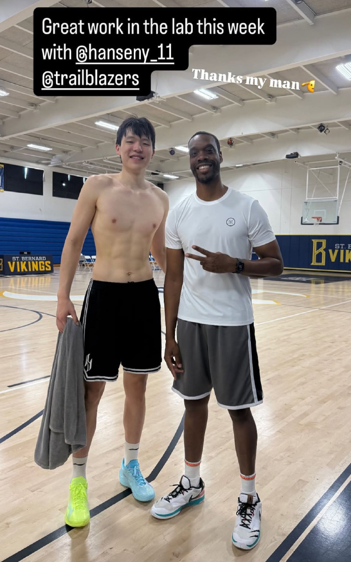 杨瀚森训练照八块腹肌 训练初见成效！杨瀚森训练照，八块腹肌非常明显了！NBA