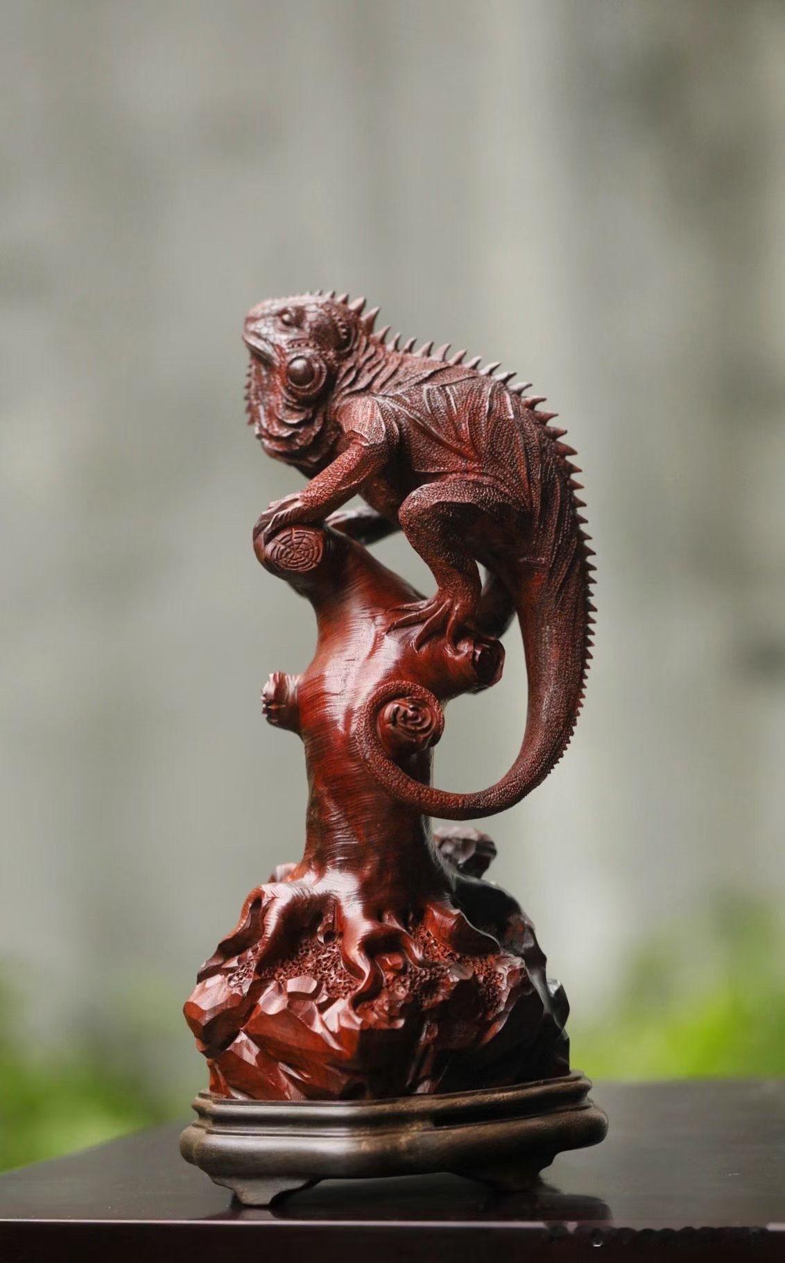 有些作品，看似写实，实则藏着一份巧思。

这件小叶紫檀「蜥蜴·吸亿」，以整料精雕