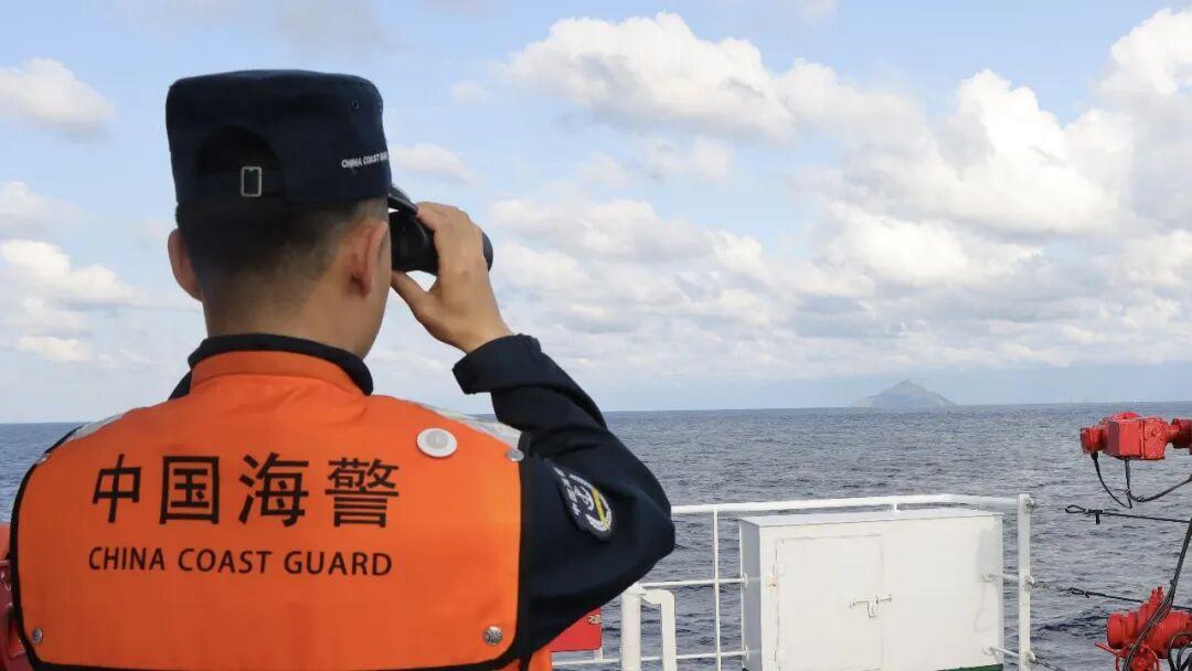 撑腰的来了，谁敢动船。
 
8月19日，一艘台湾省籍海钓船前往钓鱼岛附近海域作业