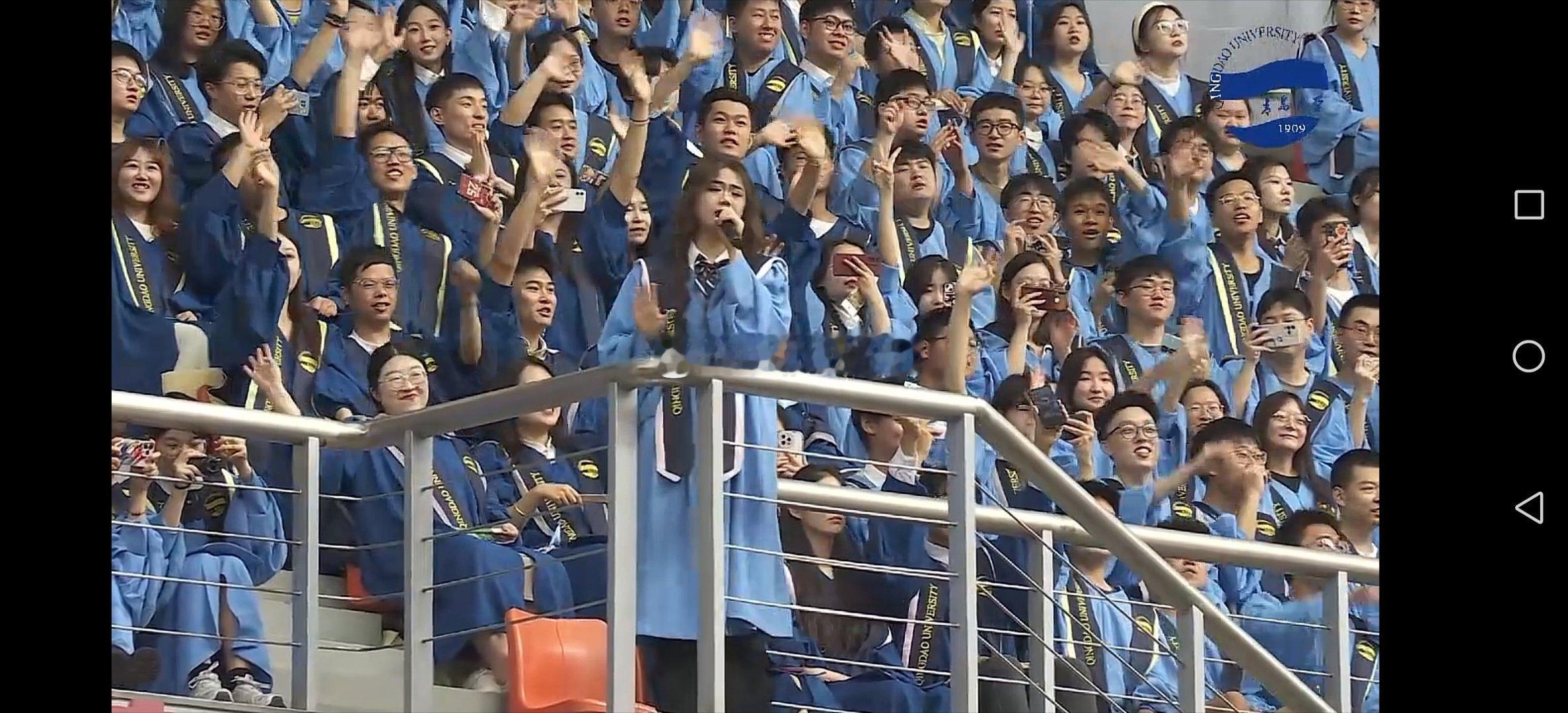 #青岛大学毕业典礼#青岛大学毕业歌会已经做成了品牌。抖音直播中。 ​​​