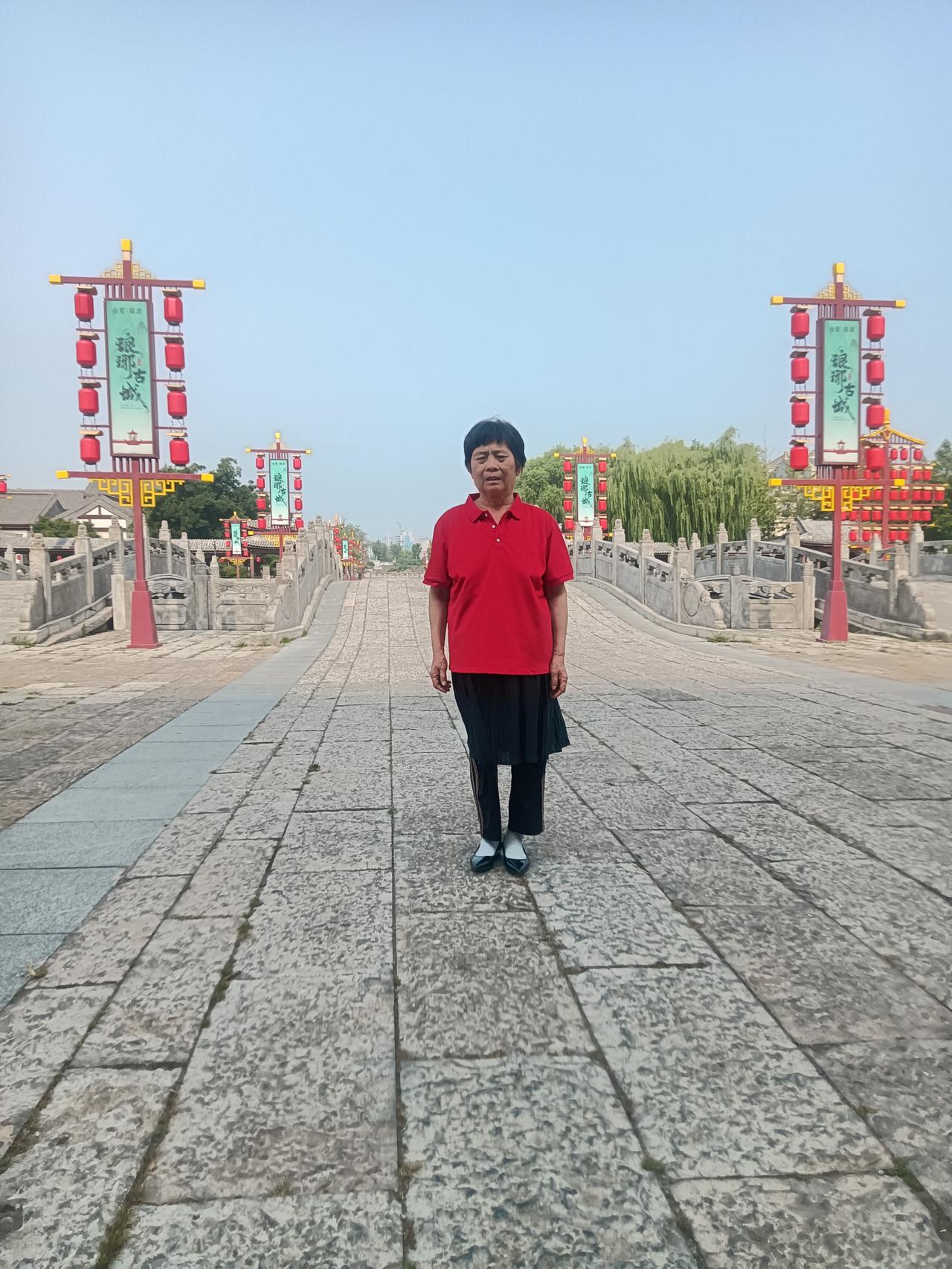 明枪易躲
暗箭难防
藏头诗
文/李兴伟
明枪易躲看得真，
枪林弹雨难生存。
易中
